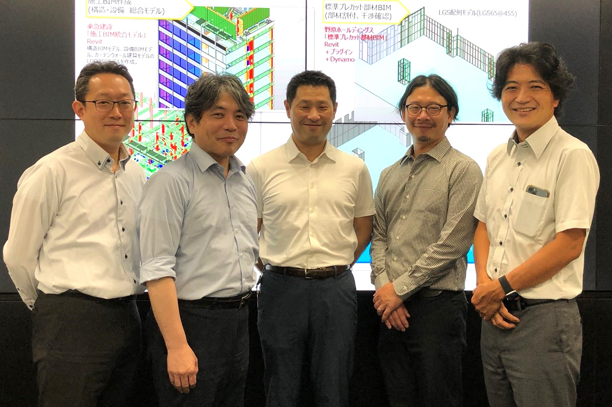 左から、東急建設建築事業本部 技術統括部デジタルエンジニアリング部の邊見 一考氏、三浦 正悟氏、都市開発支店第一建築部の酒井 光紀氏（実証モデル作業所の当時所長）、野原ホールディングス建設DX推進統括部建設DX事業推進1部の片山 俊氏、後藤 庸幸氏