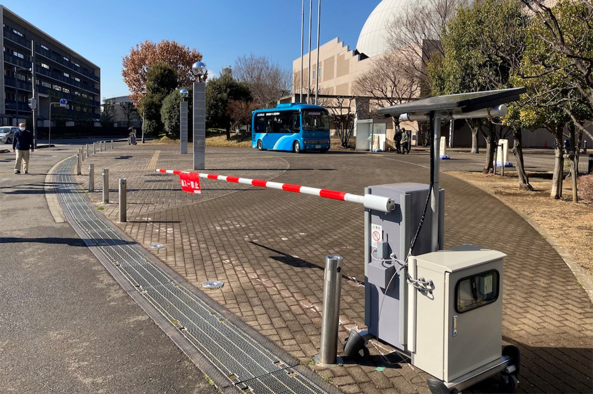 自動運転バスの出入り向けに開発したが、ホワイトアウト現象で道路への出入りを防ぐ目的でも活用されるICTゲート