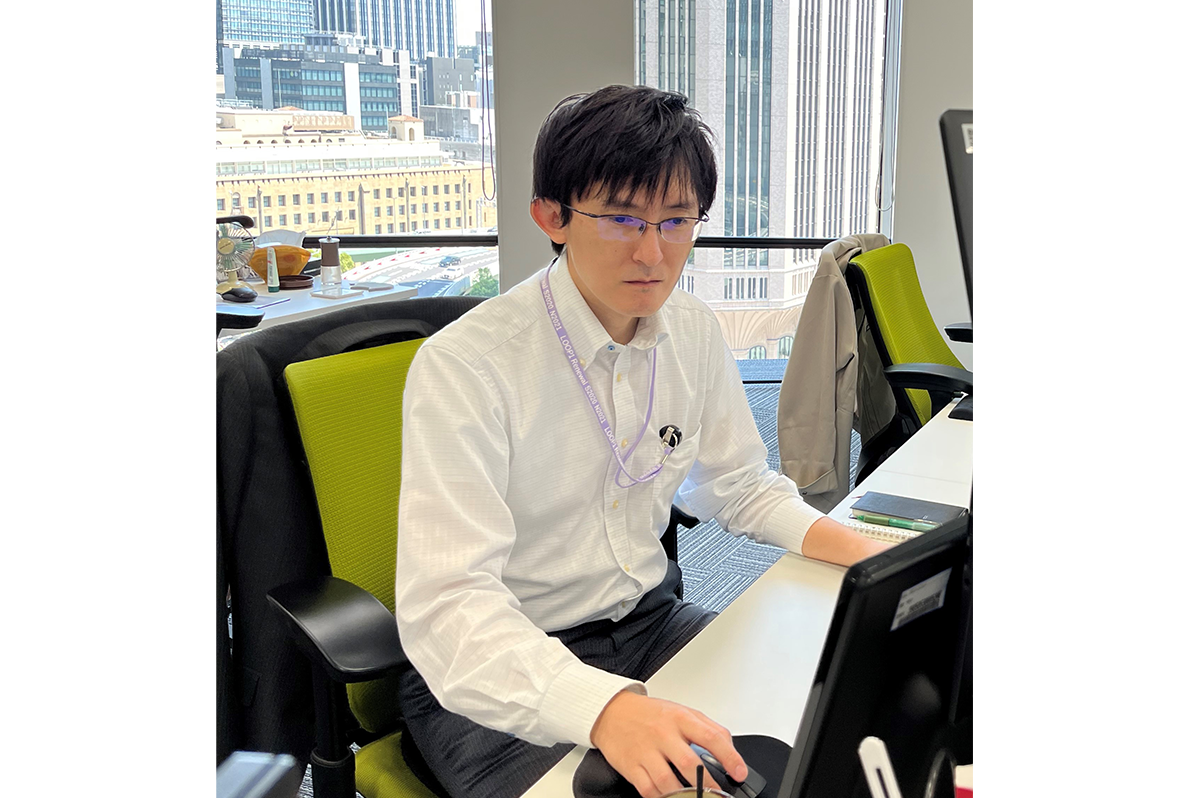 パソコン作業中の寺村さん（阪神高速提供写真）