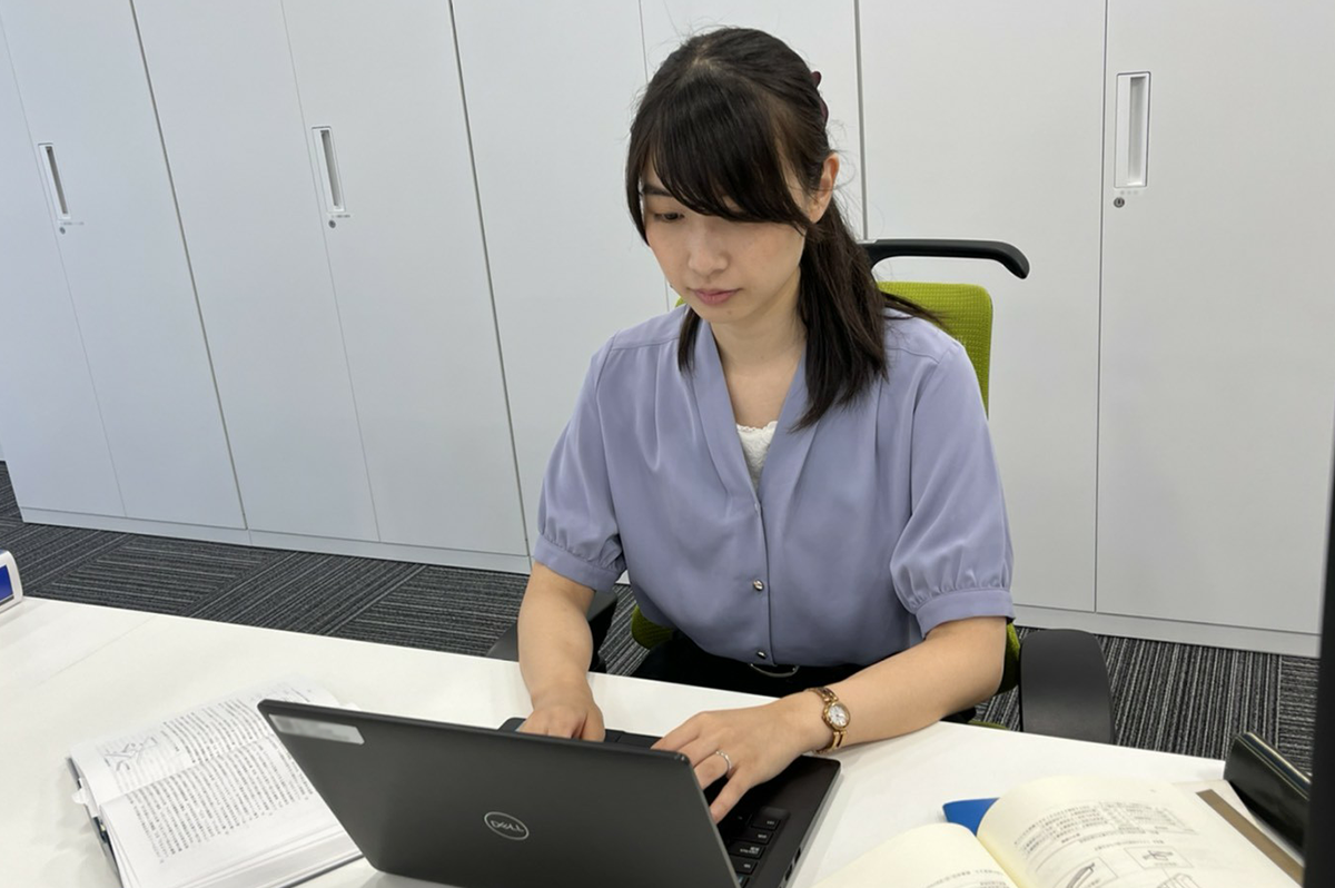 なにやら仕事中の西村さん