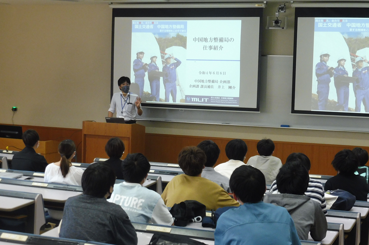 中国地方整備局企画部。大学でリクルートを行っている様子