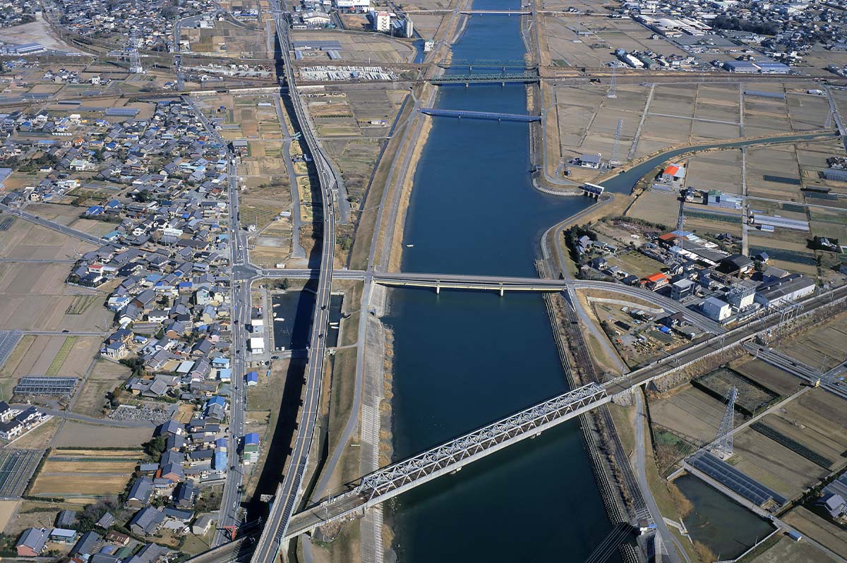 豊川の洪水被害を軽減するために戦後に建設された、我が国を代表する放水路の一つである豊川放水路(中部支部)
