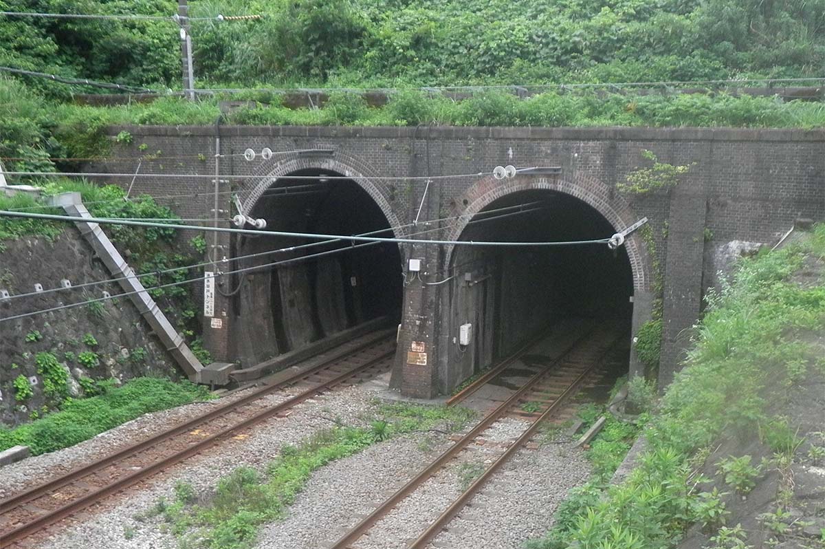 明治期の鉄道技術を今に残す土木遺産であり、レンガ構造としても著名な清水谷戸トンネル（関東支部）