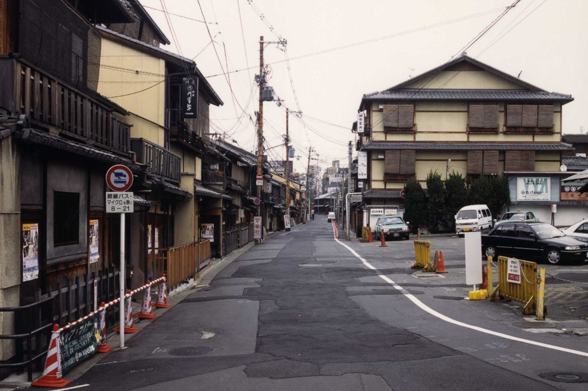 整備前の花見小路(写真提供:京都市建設局)
