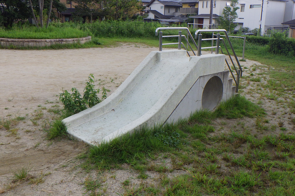 野瀬さんが整備した幡枝御反田公園のすべり台(写真提供:京都市建設局)