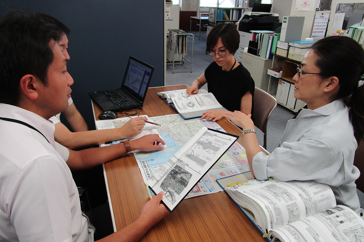 打ち合わせする重丸さんと松田さん（福岡北九州高速道路公社写真提供）