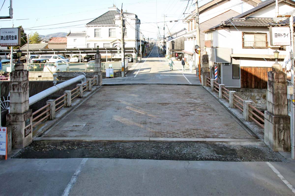 岡山県津山市の「翁橋」は、全国でも珍しいレンガ舗装。天野委員長は街づくりに役立つと指摘(中国支部)