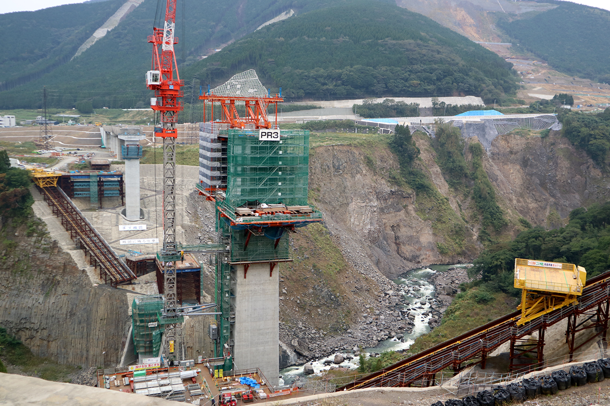 工事中の新阿蘇大橋