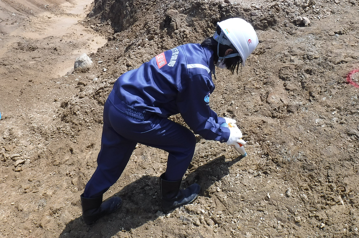 道路拡張工事の現場で「岩判定」を行う森口さん(中国地方整備局写真提供)