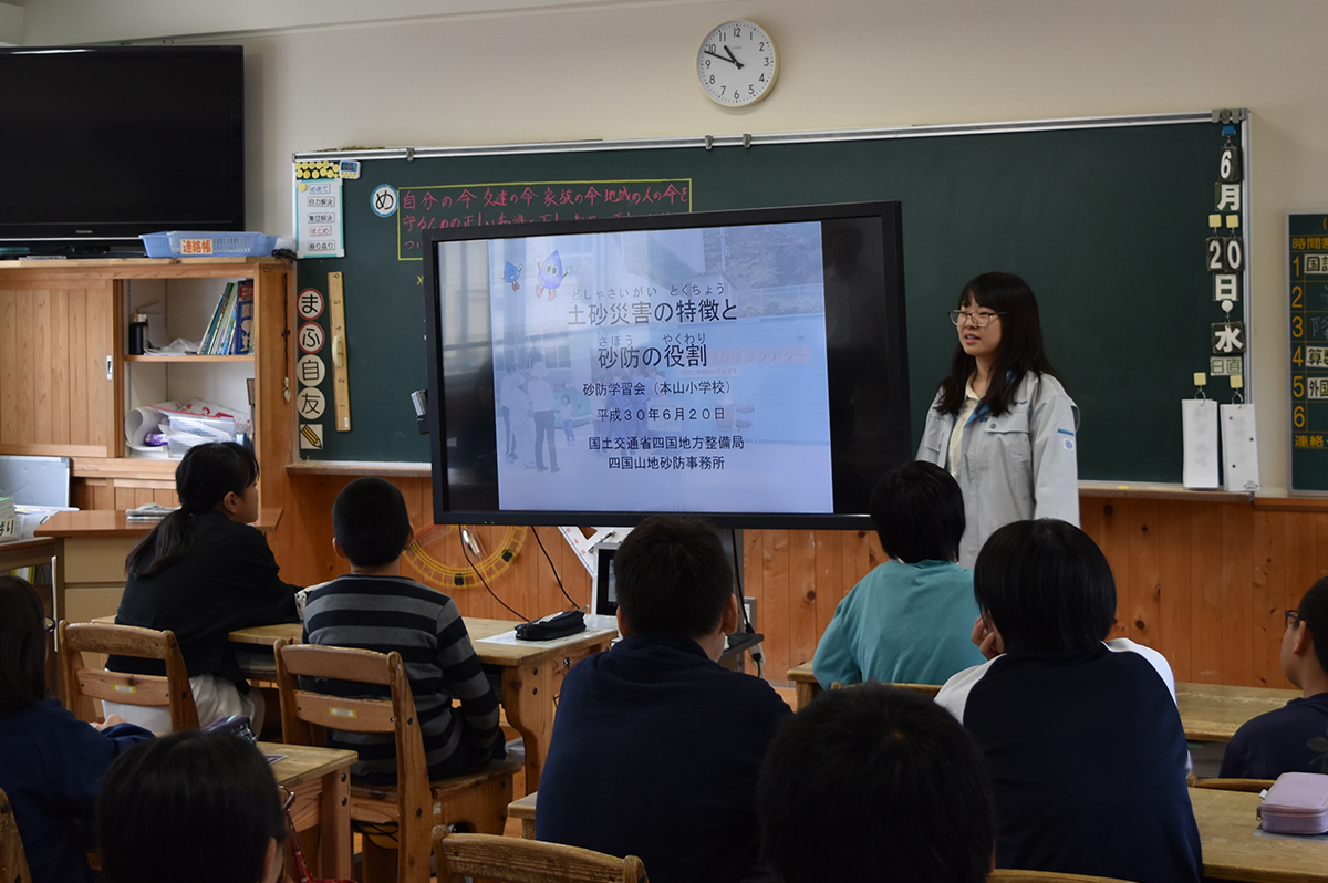 四国山地砂防事務所時代、小学校で出前講座する佐野さん（四国地方整備局写真提供）
