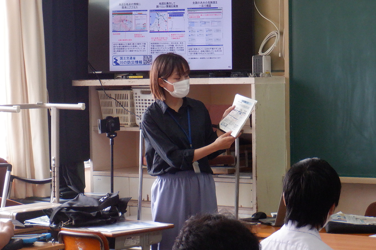 出前講座で説明中の永松さん(写真提供:中国地方整備局)