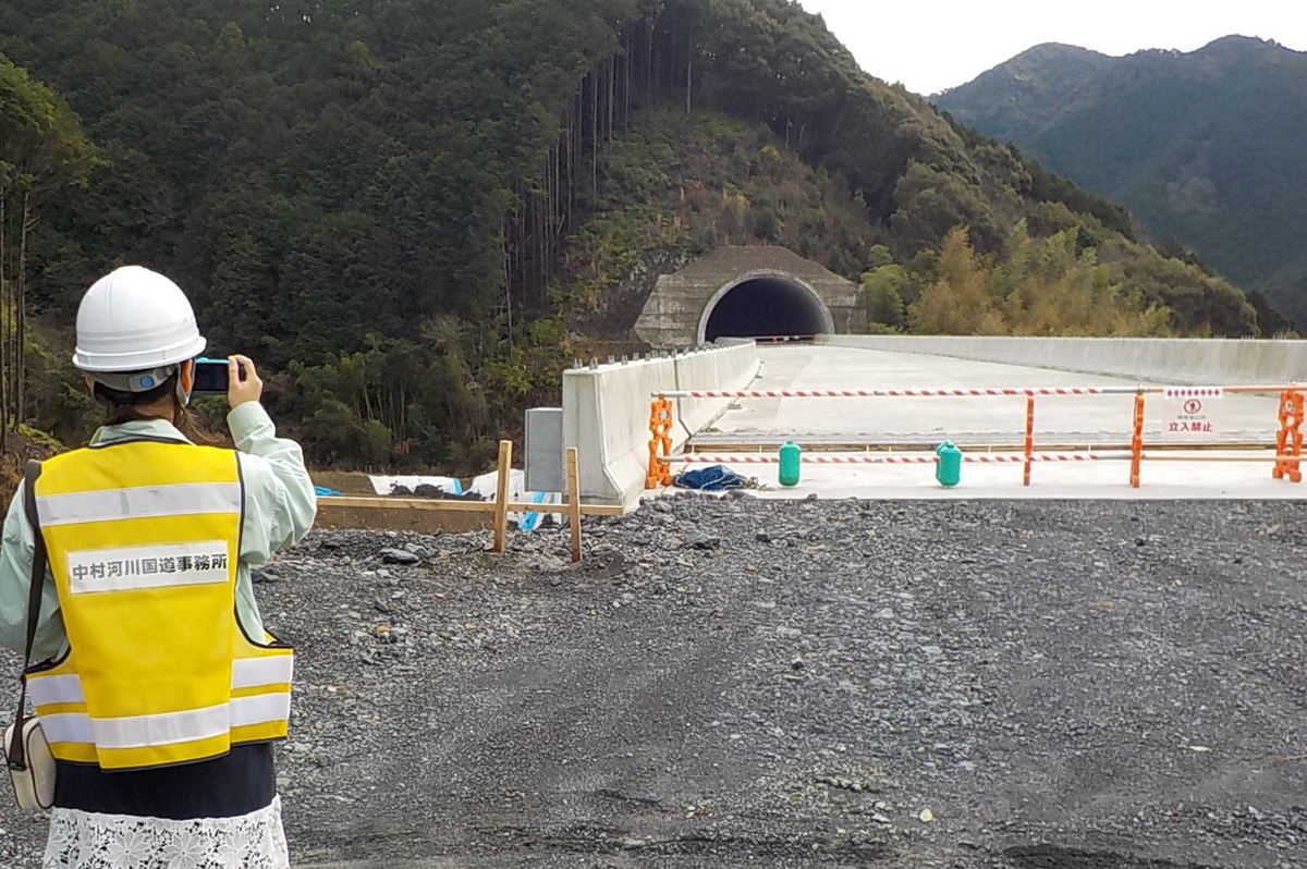 中村河川国道事務所時代、現場視察する市川さん（四国地方整備局写真提供）