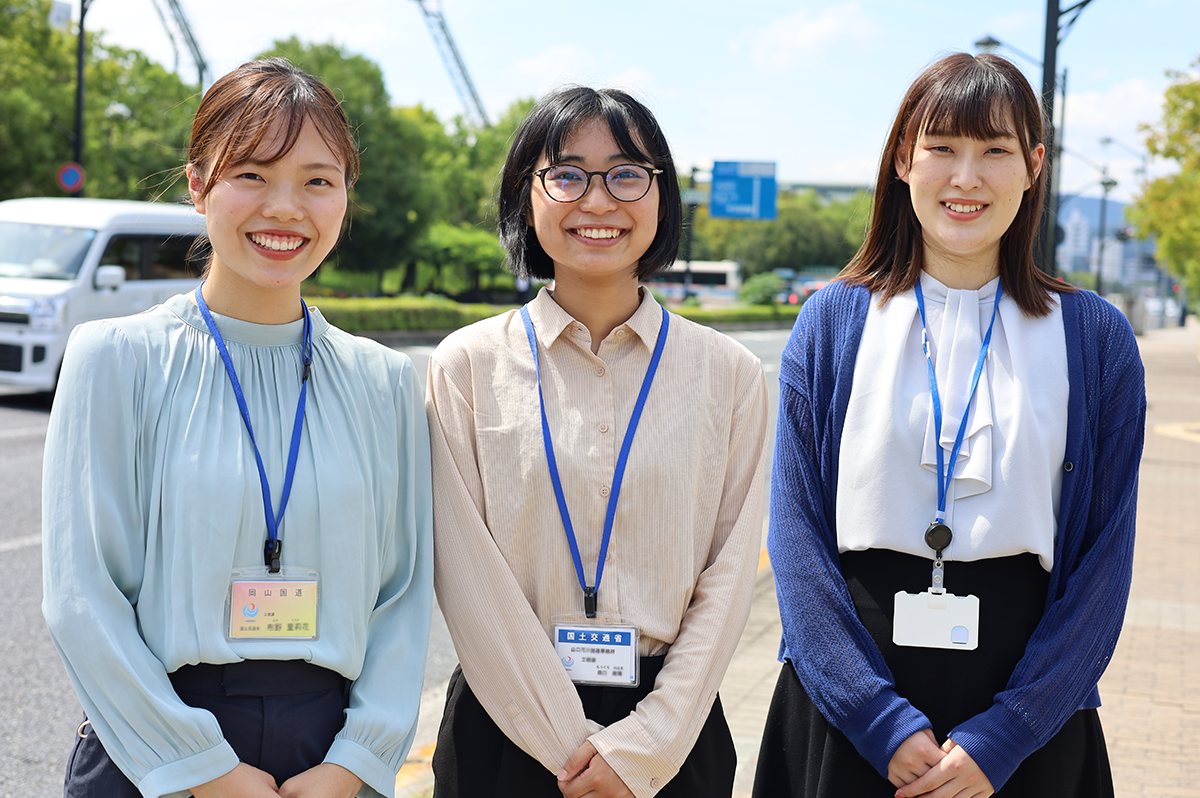 施工の神様 | 中国地方整備局の女性職員が語る。「道路の仕事は身近だし、親にも自慢できる」