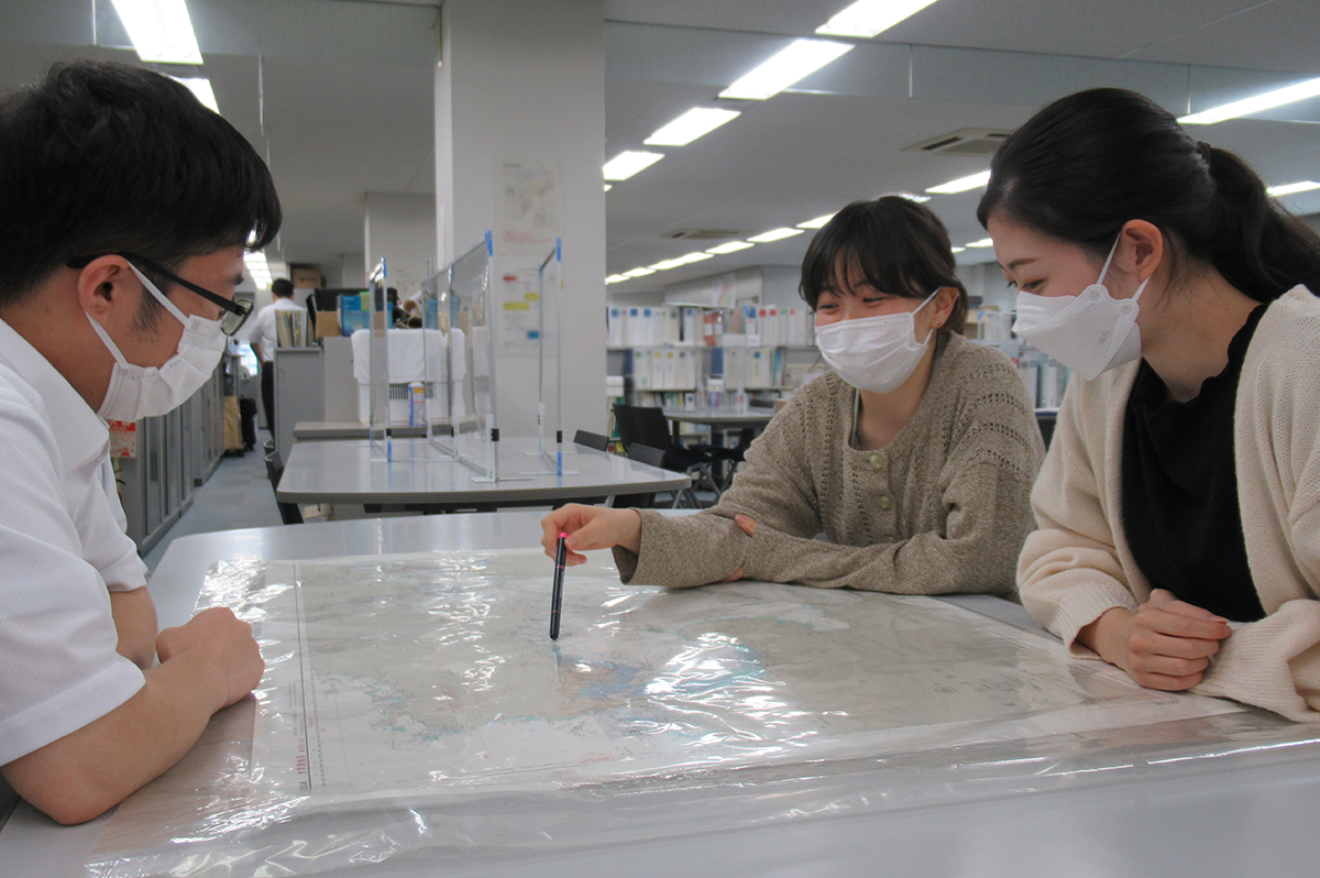 打ち合わせ中の亀田さん(中央) (中国地方整備局写真提供)