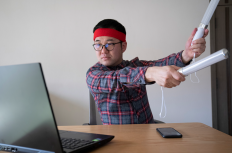 20代後半のオタク系男性が、ゼネコン現場事務所にやってきた