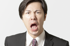 ため息を連発する所長に、「やめてもらえませんか？迷惑です」と部下が反抗した結果