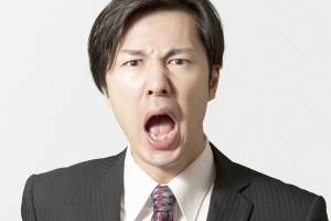 ため息を連発する所長に、「やめてもらえませんか？迷惑です」と部下が反抗した結果