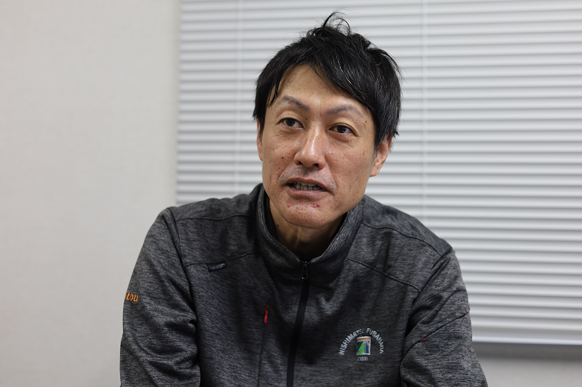 真剣に話す鬼頭所長