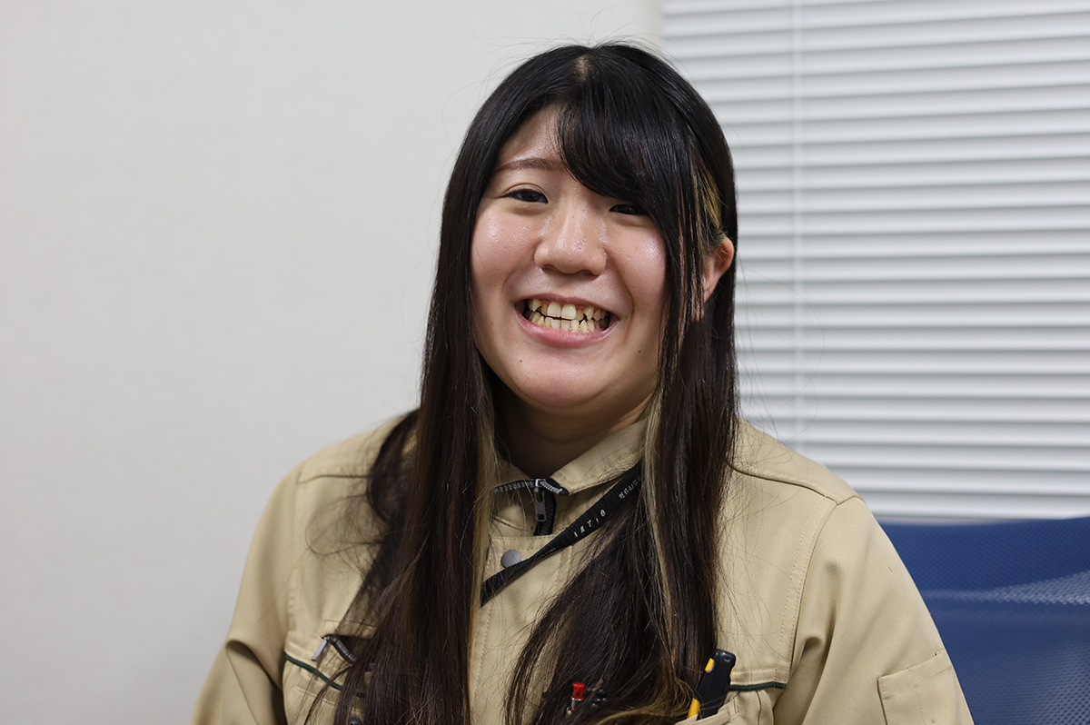 笑顔で取材に応じてくれる西川さん