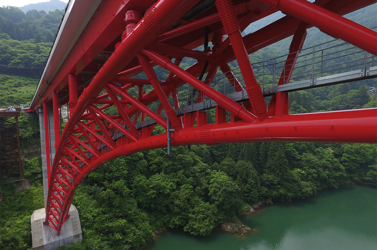 緑と赤のコントラストが美しい富山県・南砺市の「利賀大橋」(優秀賞)