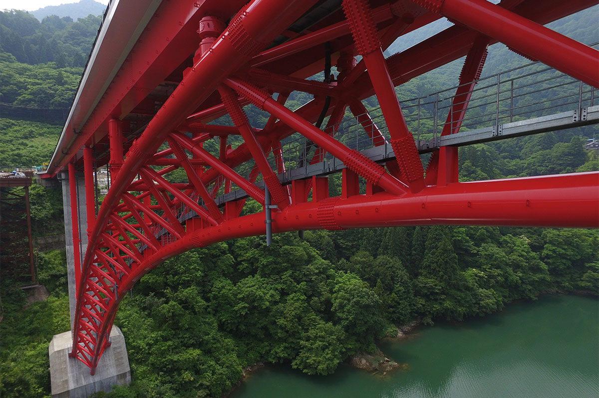 緑と赤のコントラストが美しい富山県・南砺市の「利賀大橋」（優秀賞）