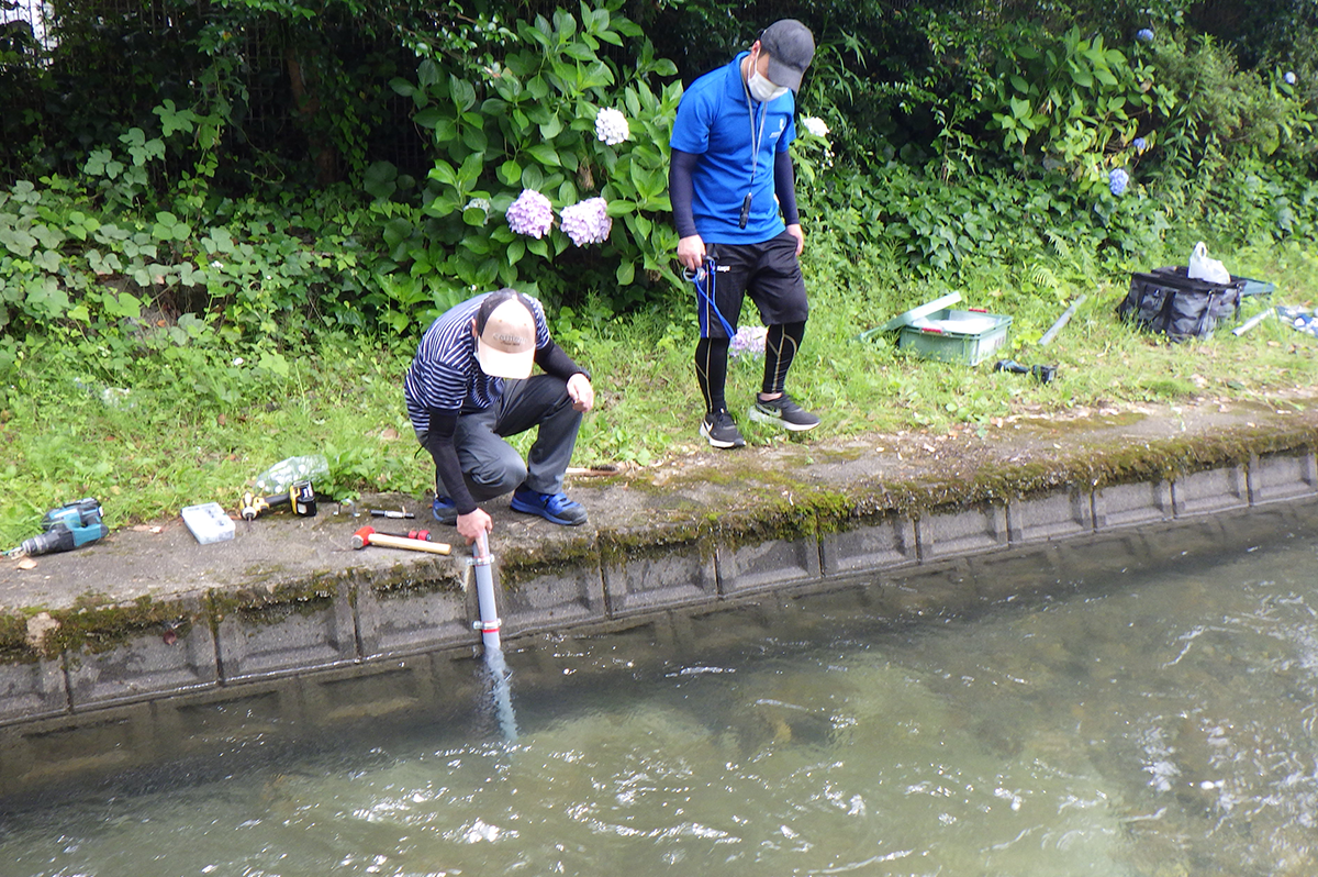 津田くんによる河川流量観測のための水位計の設置(本人写真提供)