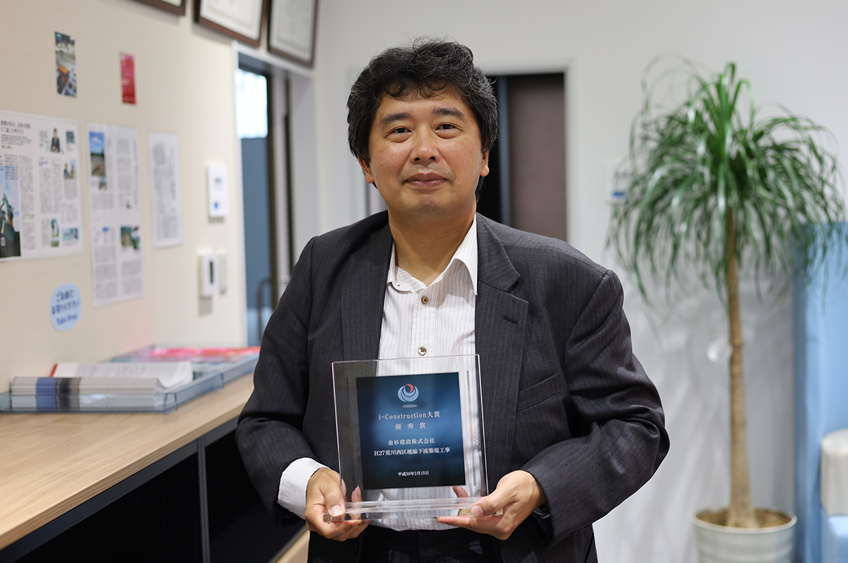 i-Construction大賞 優秀賞のタテを持つ吉川社長