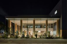 木造でピロティ構造を実現。ロードサイドや都心部店舗に提案し木造建築の普及へ