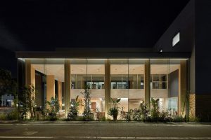 木造でピロティ構造を実現。ロードサイドや都心部店舗に提案し木造建築の普及へ