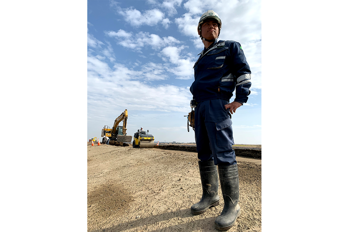 現場でカッコつける松崎さん(金杉建設写真提供)