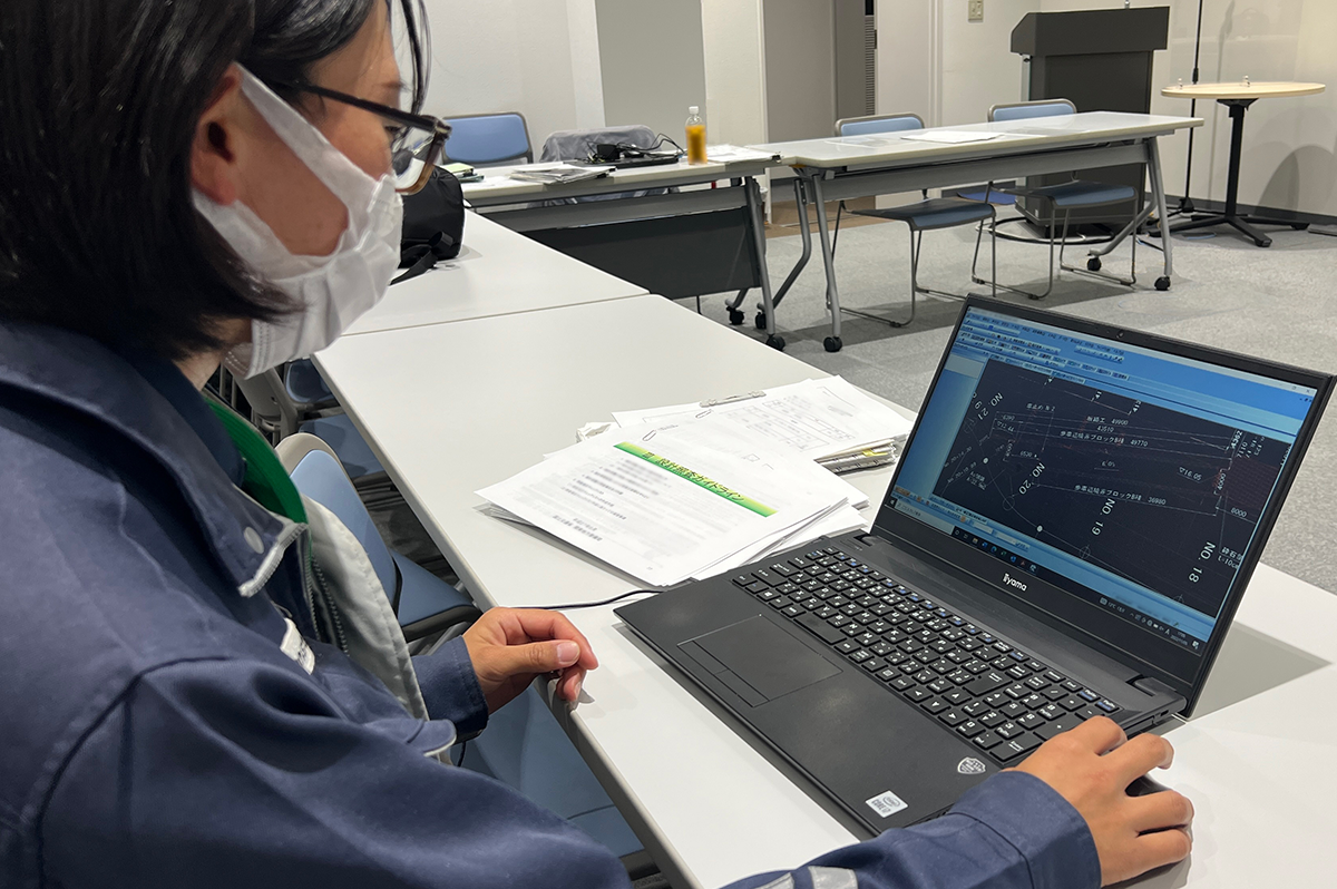 なにやら作業中の小倉さん(金杉建設写真提供)