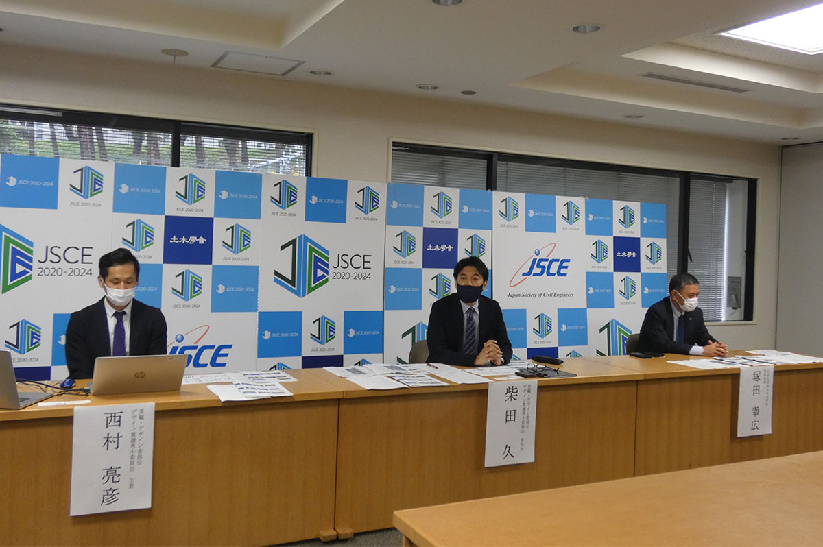 左から、景観・デザイン委員会・デザイン賞選考小委員会の西村亮彦主査(国士舘大学理工学部理工学科系まちづくり学系准教授)、柴田委員長、塚田幸広専務理事