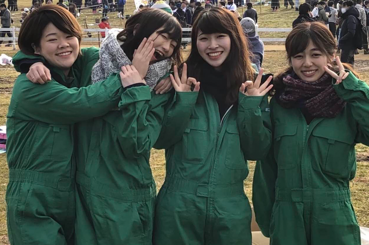 ドボジョの会として活動中の坂本さん(左、写真本人提供)