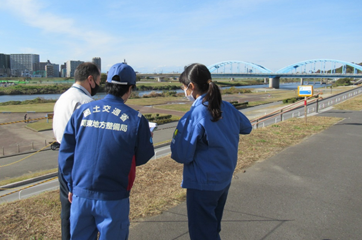 現場で打合せをする奥山さん(関東地方整備局写真提供)