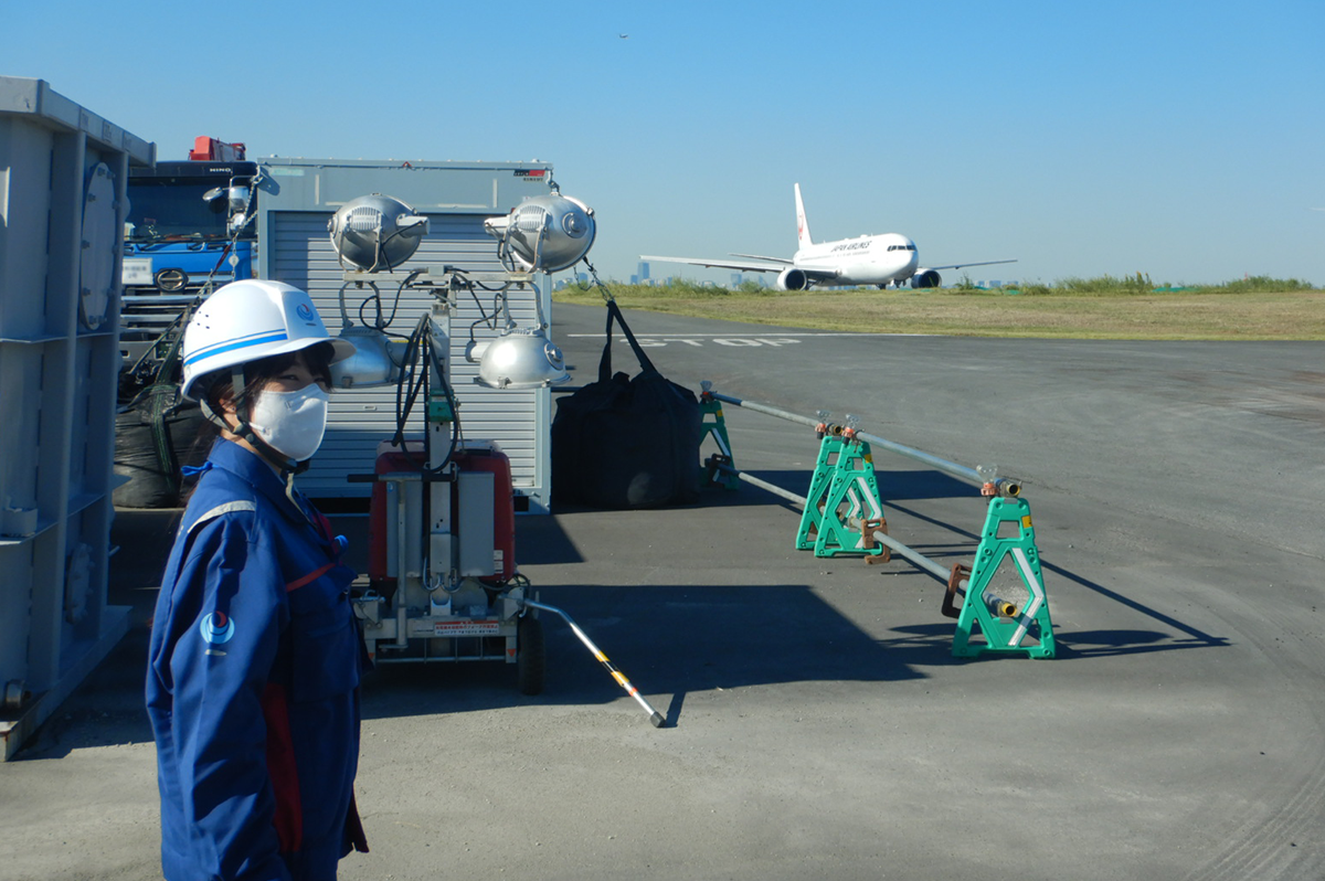 日々、羽田空港を守る仕事に従事する冨田さん(関東地方整備局写真提供)