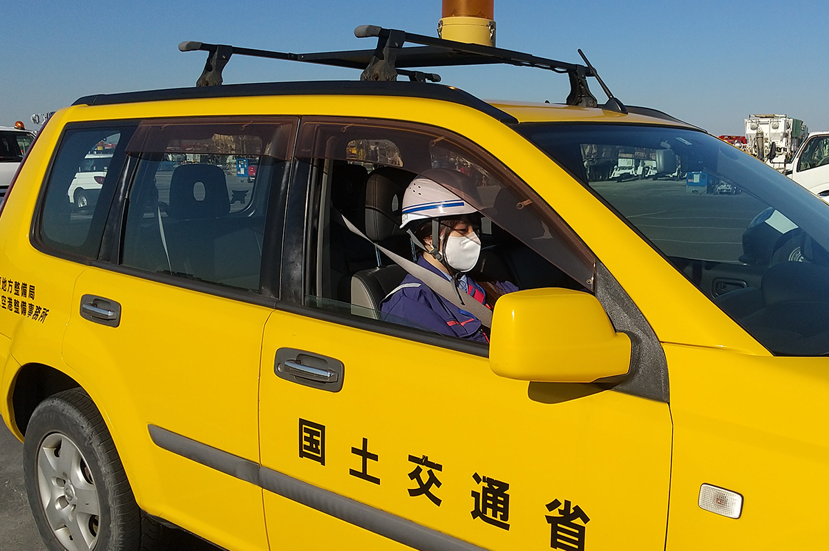 空港内移動のため、クルマに乗り込む冨田さん(関東地方整備局写真提供)