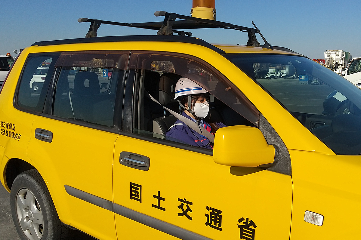 空港内移動のため、クルマに乗り込む冨田さん（関東地方整備局写真提供）