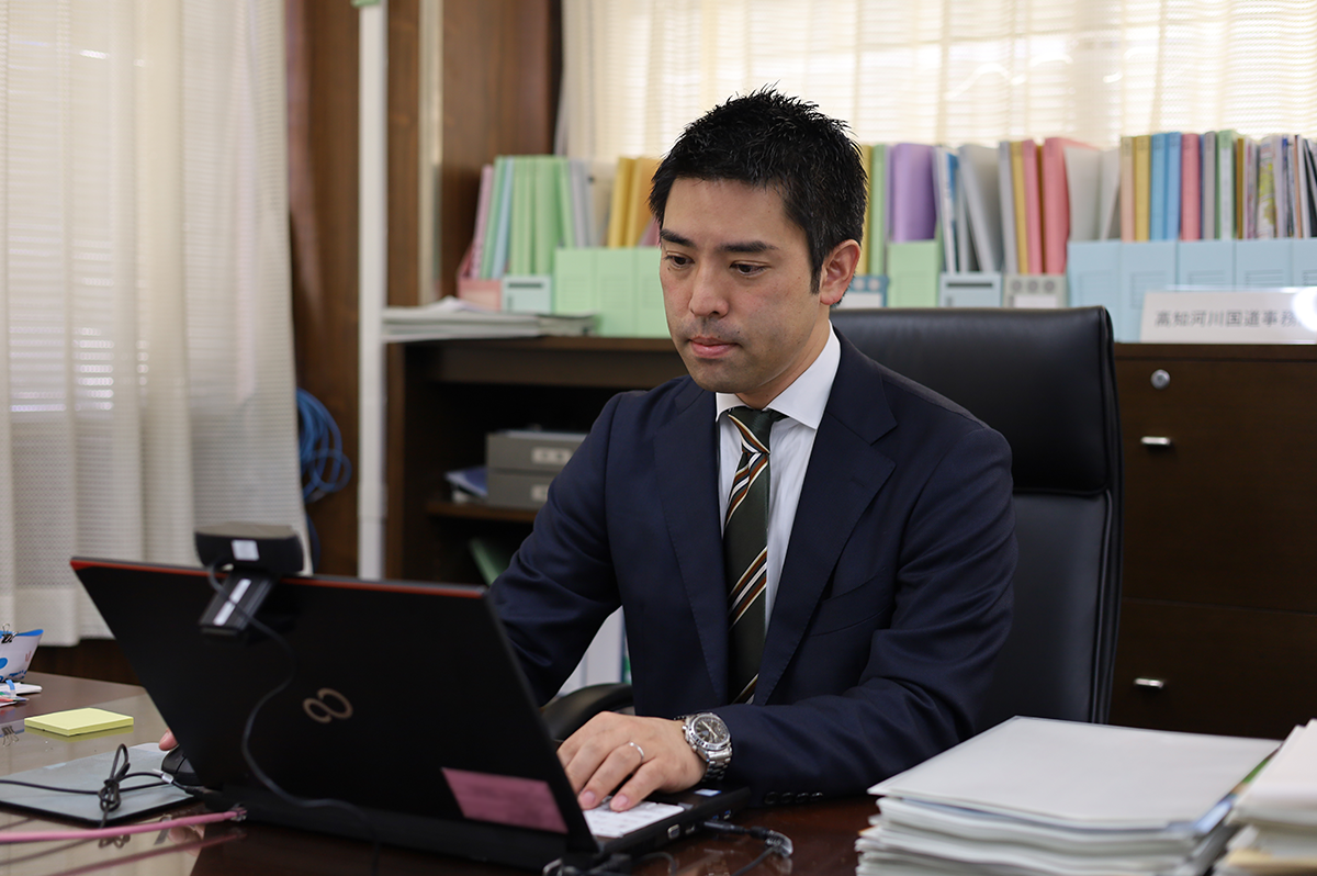 パソコン作業を行う小林所長