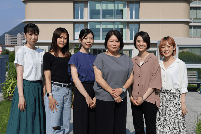 松永先生（右から3人目）と研究室メンバーの学生さん