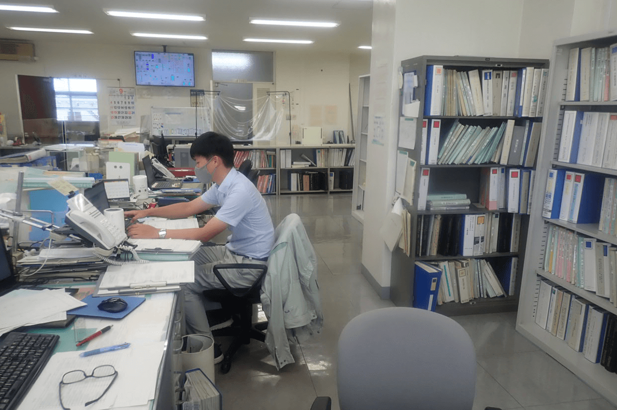 仕事中の宮崎さん(福岡県庁提供)