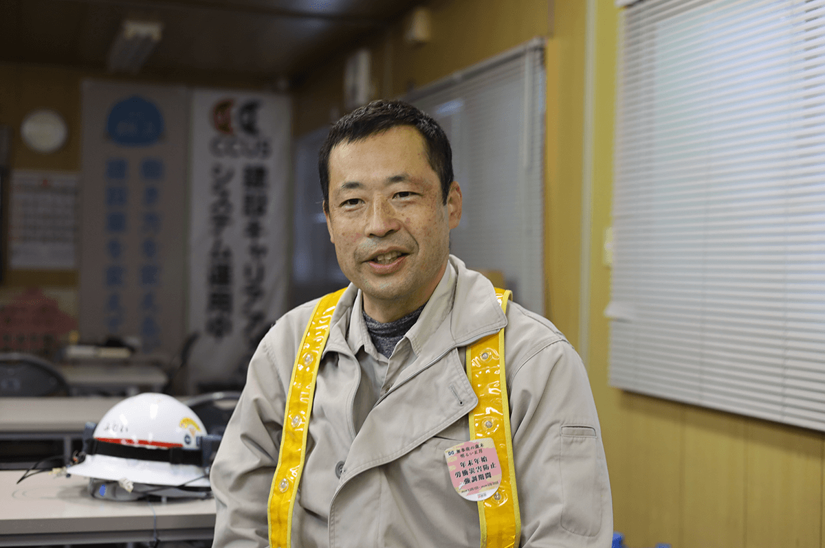 インタビューに笑顔で答える藤井さん