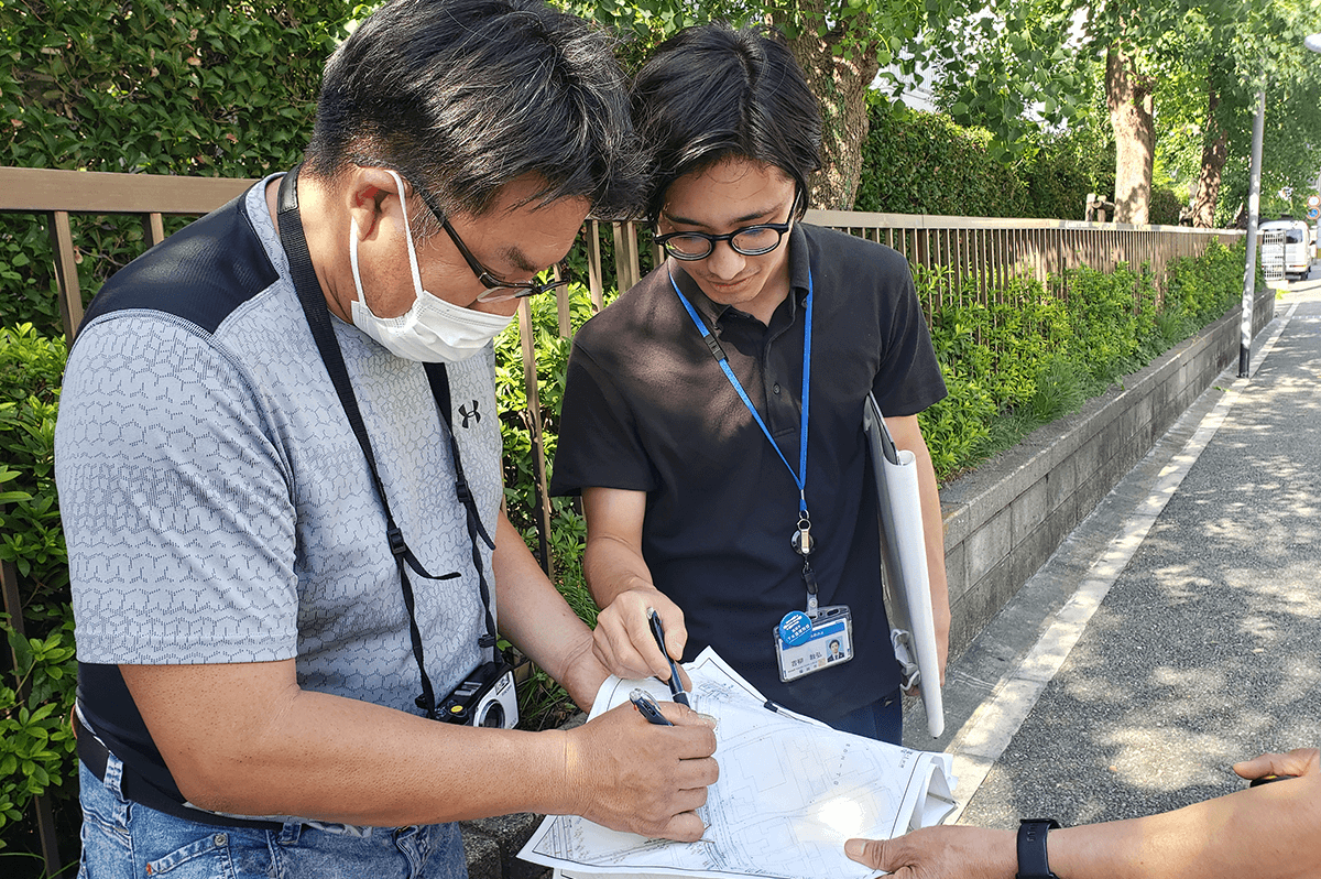 現場で打ち合わせする吉柳さん(福岡市道路下水道局提供)