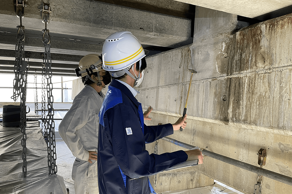 橋梁を点検する片岡さん(福岡市道路下水道局)