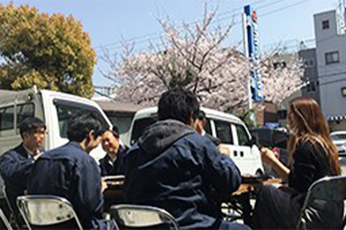 【仮】社員研修などの合間に、本社駐車場内で休憩。アスベスト、PCBや鉛などの有害物質を含む建材の安全な除去をする現場に資機材を提供するには専門的な知識が必要。社員教育を経て資格を取得する