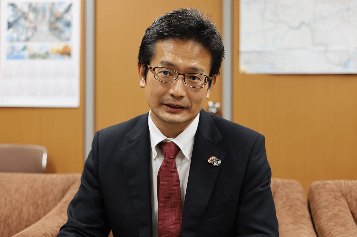 インタビューに答える関さん