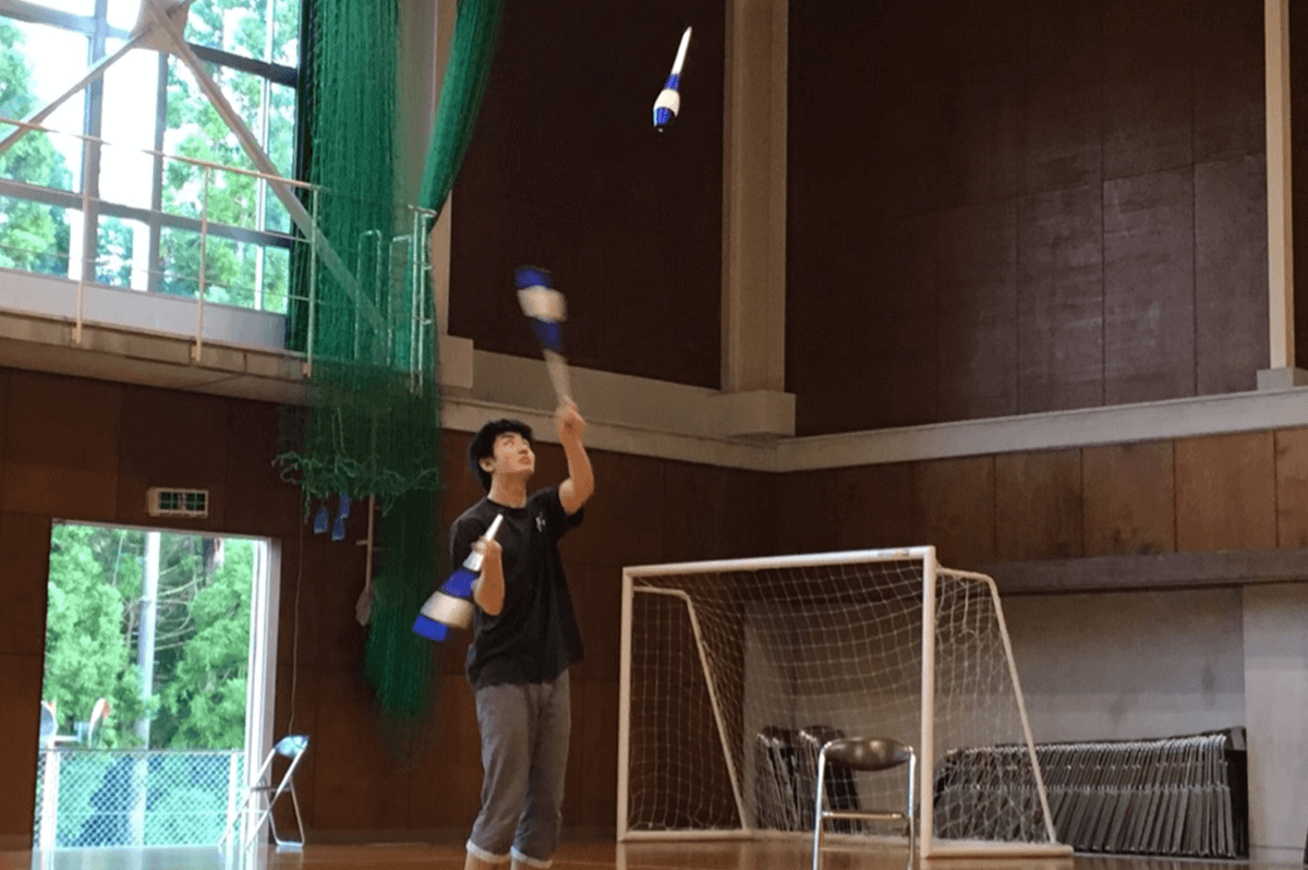 学生時代、ジャグリングに打ち込む服部さん(本人提供)