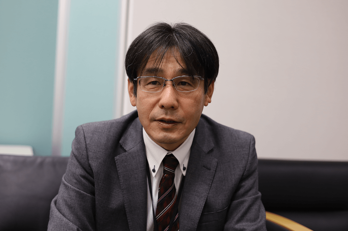 インタビューに答える三嶋さん