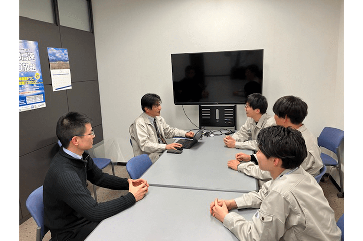 若手社員とコミュニケーションをとる三嶋さん（阪神高速写真提供）