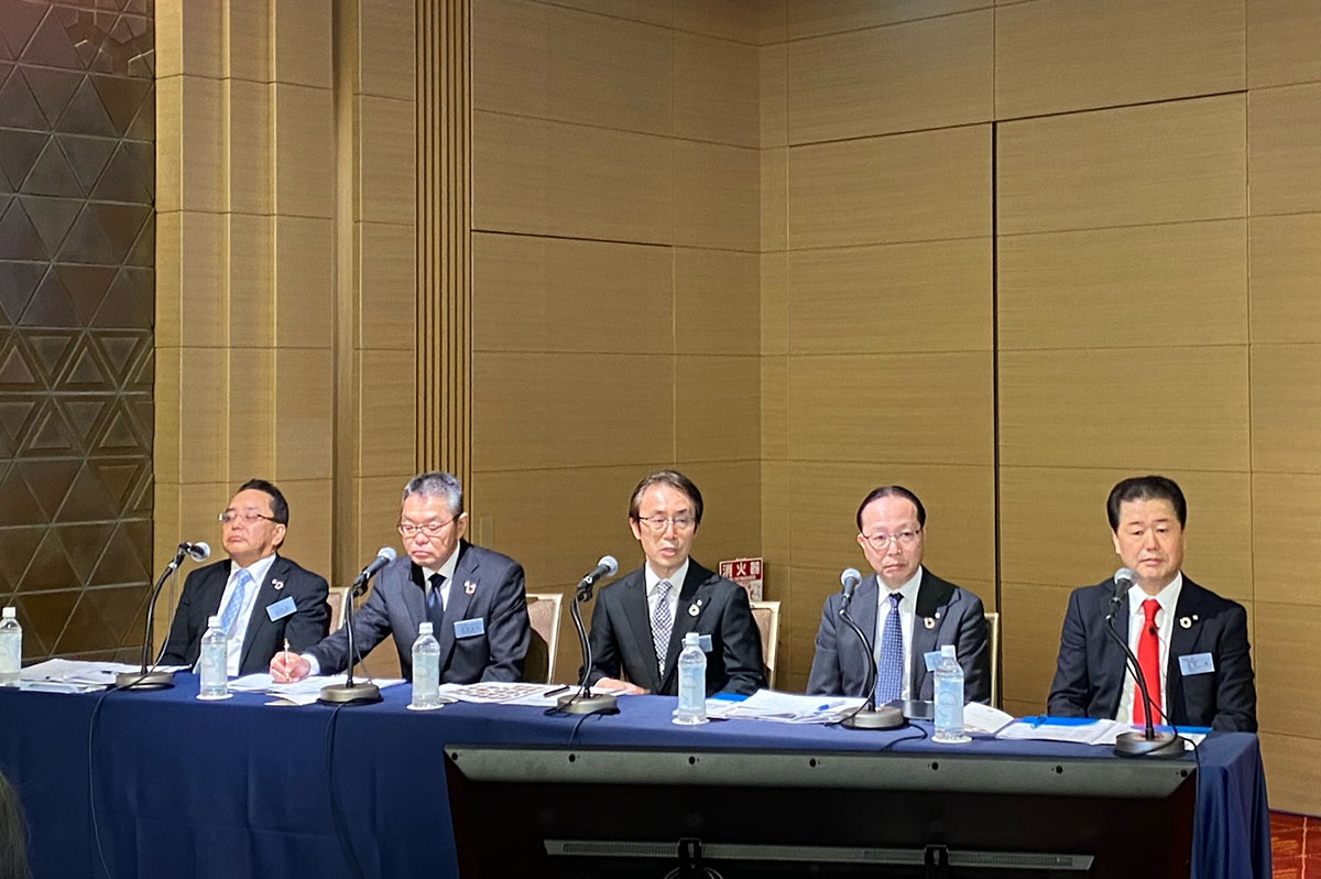 記者会見に出席したYKK APの役員陣。左から、海老原功一副社長、阿部浩司副社長、水上修一副社長、岩渕公祐副社長、魚津彰代表取締役社長