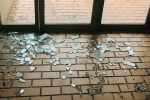 施設管理でのトラブル！素手で厚さ12mmのフロートガラスを割り大流血